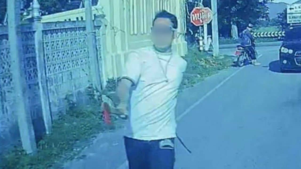 Тайский мужчина с топором повредил машину с ребенком внутри во время дорожного конфликта в Чонбури